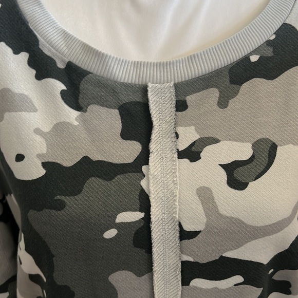 New but without tags Wonderly Grey Camo Raw Seam Pullover - Picture 2 of 9